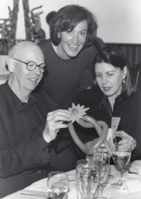Milena Kalinovská (uprostřed) s Claesem Oldenburgem a Coosje van Bruggen, Institut soudobého umění, 1996