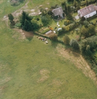 Letecký pohled na Gustavovo obydlí (rok 2006)
