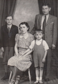 Tatínek František, maminka Alžběta, syn Jiří a Gustav 