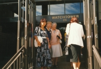 Květa Málková u centrály svědků Jehovových v New Yorku - "Watchtower", 1998