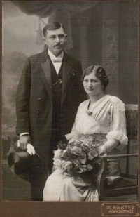 Wedding photo of Gustav and Paulina Taussig (witness´s grandparents), Zábřeh about 1909
