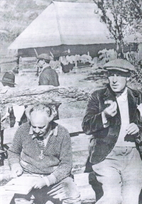 Natáčení filmu - Marijka nevěrnice - Zakarpatská Ukrajina (Vladislav Vančura vpravo, Ivan Olbracht vlevo), 1933
