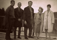 Společné foto rodiny Hlachových (zleva bratr Vladimír, Jan Hlach, otec, matka, sestra Olga)