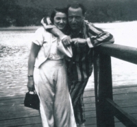 Lisa, maminčina sestřenice, s tatínkem pamětnice Karlem Beständigem