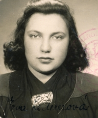 Eva Balíková 1945, foto na falešnou legitimaci.