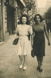 Na Václavském náměstí s přítelkyní 1945, pamětnice vpravo