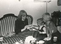 Jarmila Kouřilová, manželka pamětníka a synové Honza a David, Vánoce 1978