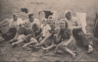Uprostřed Jiřina Ulrichová - Vrkoslavová s maminkou, vlevo strýc Emanuel s rodinou, vpravo Petrovi. Skvrňany, 1940
