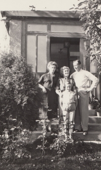 Jiřina Ulrichová - Vrkoslavová with her parents in front of a cottage in Bolevec; 1955