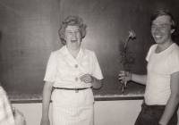 Před závěrečnými zkouškami se svým třídním učitelem (v roce 1979)