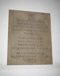 Pamětní tabule v 1. ZŠ Masarykovo náměstí v Říčanech – památka na zmizelého spolužáka Pavla Fišera