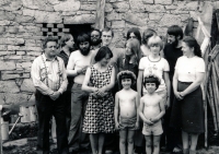 Dušan Skála (třetí zleva) u evangelického duchovního Jana Šimsy (společná fotografie na jednom z častých setkání)