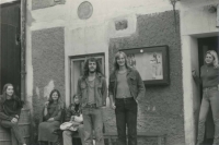 Petr Tomíšek (vlevo) s přáteli na baráku v Nové Vísce (1979)