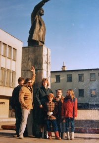 Petr Kozánek with his wife Jindřiška and children at the statue of V. I. Lenin in Kyjov
