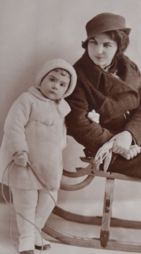 Ludmila Urbanová with her mother, 1935