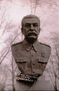 Socha J. V. Stalina v Kyjově v roce 1989 s výzvou k demokracii
