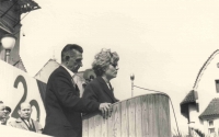 Dagmar Zakopalová a I. P. Petrov během oslav osvobození Holešova, asi 1965