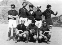 Zdislav Zima (vpravo dole) se spolužáky / kolem roku 1939