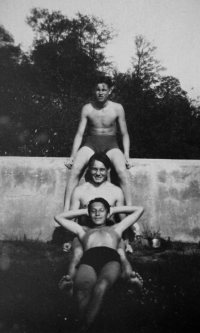 S kamarády (nahoře), kolem roku 1939