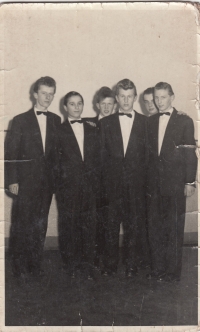 Horst Hofmann v tanečních (druhý zprava), stojí ve skupině kamarádů z německých rodin na Broumovsku