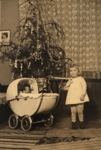 Malá Dagmar Holečková u vánočního stromečku