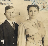 Witness's grandparents from her mother's lide, Rozálie and František Tomšů. Chicago. They left their two daughters, Hedvika and František, in the care of their parents and did not see them for ten years. Upon their return, they bought a pub with a hall in Újezd, the original property of the Bock family (after about 1924). The photo is from 1916.
