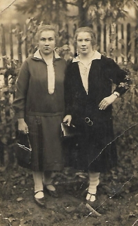 Hedvika Tomšů (on the left), the mother of the witness, with her sister Františka. Újezd 1924.