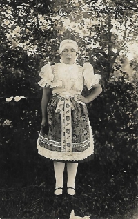 Hedvika Tomšů, the mother of the witness, in Wallachian costume. Újezd1924.