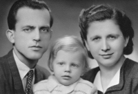 With his parents, 1948
