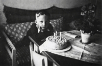 Miroslav Tomek na své třetí narozeniny, 1949