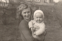 Eva Vorlíčková se svojí maminkou Dagmar na zahradě / Ledeč nad Sázavou / 1963