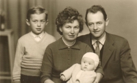 From left brother Zdeněk, mother Dagmar, Eva Vorlíček, father Zdeněk Vorlíček / atelier Pleva Ledeč / 1963

