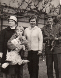 Zleva babička, Eva s kočičkou Mindou, matka a otec Zdeněk / 1969
