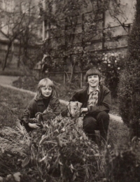 Eva se psem Alanem a bratrancem Petrem na zahradě v Ledči nad Sázavou / 1969