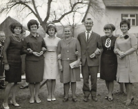 The wedding of sister Františka Bocková. Siblings of the witness from the left Marie, Jiřina, Františka, maminka, Josef, witnesses Hedvika, Daniela. Jindřiška's sister is missing. Újezd year 1966.