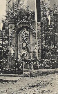 Monument to the fallen in the First World War, Újezd near the church.
