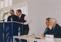 Setkání bývalých pohraničníků NDR v Berlíně, zleva: Milan Richter při pozdravném projevu, major Jan Vogeltanz (tlumočník), Hans Modrow, bývalý předseda vlády NDR, 5. dubna 2003