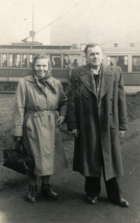 Rodiče pamětníka Františka a Josef Šírovi, rok 1959, jedou navštívit svého syna do vězení.