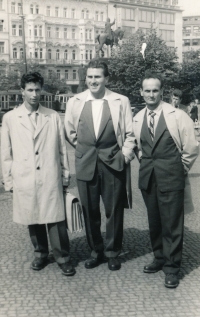 Miroslav Šír (vlevo) po propuštění z vězení v roce 1960. Se dvěma kamarády, bývalými vězni se nechali vyfotit v Praze. 