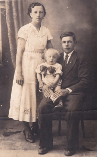 Little Vladimír with his parents, Antonín and Olga