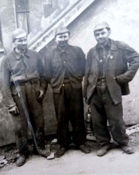 Štefan Zamiška ( v strede), fotografia z obdobia práce v bani Gottwald počas trestnej služby v útvaroch PTP (1953)