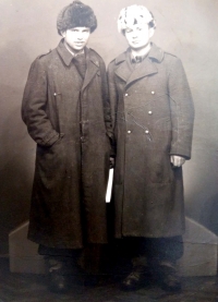 Štefan Zamiška (vpravo), fotografia z obdobia trestnej vojenskej služby v útvaroch PTP (1951)