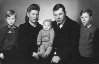 Rodina Víznerová, Elo, Anna, Ivan, Pavel, Miloš, Modra 1946