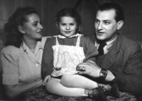 Rodina Zigmundová, Mária – Magdaléna, Mirka, Karol, Ružomberok 1948