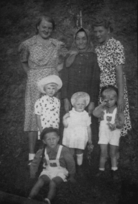 Three generations of Vízner family
