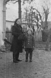 Vladimír Polák s maminkou Olgou těsně před odjezdem z Volyně v roce 1946