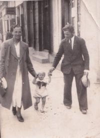 With parents in Dubno in 1938