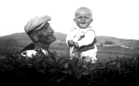 Little Rudolf Tomšů with his grandfather (1943)	
