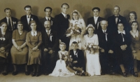 Svatba sestry, cca 1942, (p. Spilková vpravo nahoře)