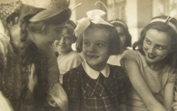 Iva Ondráčková in the middle as a seven-year-old during the performance Queen Bee (1944) 